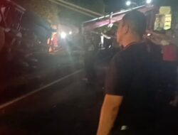 Personel Batalyon B Pelopor Bersama Warga Evakuasi Truk Terbalik di Parepare