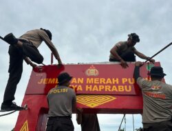 Personel Batalyon D Pelopor Pasang Plank Papan Nama Jembatan Gantung Salusule