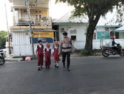 Wujud Kepedulian, Personel Batalyon B Pelopor Amankan Penyebrangan Siswa