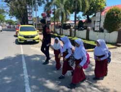 Wujud Pelayanan Prima, Personel Batalyon A Pelopor Bantu Seberangkan Anak Sekolah