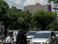 Sigap dan Humanis, Personel Batalyon A Pelopo Bantu Warga Menyeberang Dengan Aman