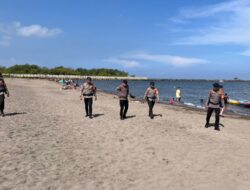 Personel Batalyon A Pelopor Laksanakan Patroli Sar Di Pantai Indah Bosowa, Wujud Nyata Pelayanan Kepada Masyarakat