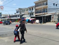 Gegana Satbrimob Polda Sulsel Tunjukkan Sisi Humanis Lewat Pengamanan Penyeberangan Pelajar