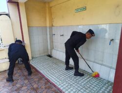 Perkuat Sabuk Kamtibmas, Batalyon C Pelopor Brimob Sulsel Bersih-bersih Masjid
