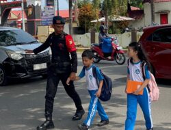 Sigap dan Humasin Personel Batalyon A Pelopor Bantu Anak Sekolah Menyebrang Jalan