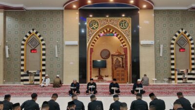 Tadarus Penuh Khidmat Personel Batalyon A Pelopor di Masjid