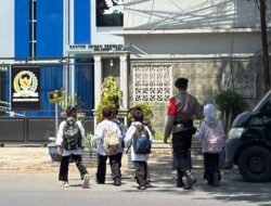 Wujud Kepedulian, Personel Batalyon A Pelopor Bantu Anak Sekolah Menyebrang Jalan dengan Aman