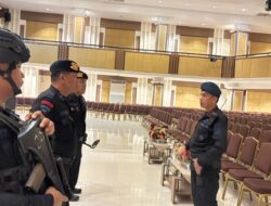 Pastikan Ibadah Aman, Gegana Satbrimob Polda Sulsel Sterilkan Sejumlah Gereja