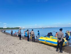 Jaga Keselamatan Wisatawan, Personel Batalyon A Pelopor Patroli Intensif di Pantai Indah Bosowa