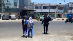 Personel Batalyon A Pelopor Bantu Penyeberangan Anak Sekolah