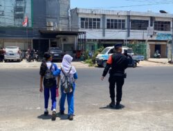 Personel Batalyon A Pelopor Bantu Penyeberangan Anak Sekolah