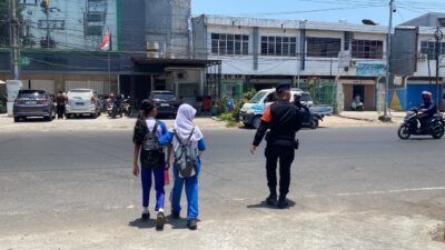 Personel Batalyon A Pelopor Bantu Penyeberangan Anak Sekolah