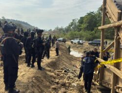 *PERSONEL GABUNGAN LAKSANAKAN PENERTIBAN AKTIVITAS PERTAMBANGAN DI KECAMATAN BAJO BARAT KABUPATEN LUWU*