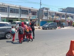 Hadir di tengah pelajar, personel Batalyon A Pelopor bantu anak sekolah menyeberang jalan