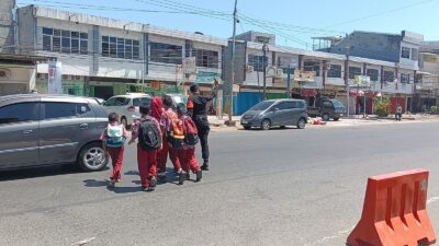 Hadir di tengah pelajar, personel Batalyon A Pelopor bantu anak sekolah menyeberang jalan