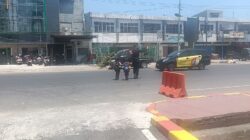 Hadir beri rasa aman, personel batalyon a pelopor bantu anak sekolah menyeberang jalan