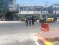 Hadir beri rasa aman, personel batalyon a pelopor bantu anak sekolah menyeberang jalan