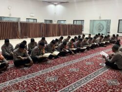 Siaga Personel Batalyon A Pelopor Diisi Tadarus Al-Quran dan Tausiah

MAKASSAR — Kegiatan siaga personel Batalyon A Pelopor Satuan Brimob Polda Sulawesi Selatan tidak hanya diisi dengan kesiapsiagaan dalam menjalankan tugas, tetapi juga dimanfaatkan untuk meningkatkan keimanan dan ketakwaan melalui kegiatan Tadarus Al Quran di Masjid Nurul Qolbi.

Dalam kegiatan tersebut, personel secara bersama-sama membaca sejumlah surah dalam Al Quran. Adapun surah yang dibaca yakni Surah Al-Mulk, Al-Kafirun, An-Nashr, Al-Lahab, Al-Ikhlas, Al-Falaq, dan An-Naas.

Kegiatan keagamaan tersebut menjadi bagian dari upaya pembinaan rohani dan mental bagi personel. Selain membaca Al Quran, kegiatan siaga juga diisi dengan tausiah atau ceramah agama yang dibawakan oleh Komandan Kompi 2 Pelopor, AKP Muh. Buyung, S.H.

Dalam tausiah tersebut, personel diajak untuk senantiasa meningkatkan keimanan, memperkuat ketakwaan, serta menjaga sikap dan perilaku dalam kehidupan sehari-hari maupun saat melaksanakan tugas sebagai anggota Polri.

AKP Muh. Buyung juga mengingatkan pentingnya menjadikan nilai-nilai agama sebagai landasan dalam menjalankan tugas, sehingga setiap personel dapat tetap profesional, humanis, disiplin, dan bertanggung jawab dalam memberikan pelayanan kepada masyarakat.

Komandan Batalyon A Pelopor, Kompol Mursalim M., S.E., M.M., mengatakan kegiatan keagamaan seperti Tadarus Al Quran dan tausiah merupakan bagian penting dalam pembinaan personel.

“Kesiapsiagaan dalam melaksanakan tugas harus berjalan seiring dengan peningkatan keimanan dan ketakwaan. Dengan bekal rohani yang baik, diharapkan personel mampu menjalankan tugas dengan penuh tanggung jawab, ikhlas, disiplin dan tetap mengedepankan sikap humanis,” ujar Kompol Mursalim.

Menurutnya, kegiatan tersebut juga menjadi momentum bagi personel untuk sejenak meningkatkan kedekatan dengan Allah SWT di tengah rutinitas dan tuntutan tugas sebagai anggota Brimob.

“Semoga kegiatan seperti ini dapat terus dilaksanakan secara rutin dan memberikan manfaat bagi seluruh personel, baik dalam kehidupan pribadi maupun dalam pelaksanaan tugas memberikan perlindungan, pengayoman dan pelayanan kepada masyarakat,” tambahnya.

Kegiatan Tadarus Al Quran dan tausiah berlangsung dalam suasana khidmat. Para personel mengikuti rangkaian kegiatan dengan penuh perhatian sebagai bagian dari upaya menjaga keseimbangan antara kesiapsiagaan tugas dan pembinaan mental spiritual.