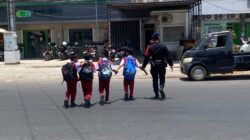 Personel Batalyon A Pelopor bantu anak sekolah menyeberang jalan