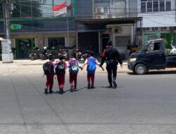 Personel Batalyon A Pelopor bantu anak sekolah menyeberang jalan