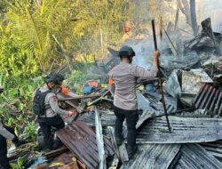 Tim SAR Batalyon A Pelopor dan Pas Brimob II Pelopor Bantu Padamkan Kebakaran di Jalan Mannuruki 1 Makassar