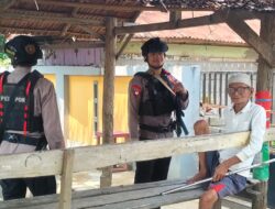Sambangi Warga di Mancani, Brimob Perkuat Kedekatan dan Jaga Kamtibmas

LUWU UTARA — Personel Batalyon D Pelopor Satuan Brimob Polda Sulsel melalui Pos Pengamanan Mancani melaksanakan patroli dan sambang warga di Lingkungan Uri dan Batu, Kelurahan Mancani, Kecamatan Telluwanua, Kota Palopo, Selasa (29/9/2026).

Kegiatan tersebut dipimpin oleh Bripda Muh Ilham dengan menyusuri lingkungan permukiman sekaligus menyempatkan diri berinteraksi dan berdialog dengan masyarakat.

Dalam kegiatan sambang, personel menyampaikan pesan-pesan kamtibmas serta mengajak warga bersama-sama menjaga keamanan dan ketertiban lingkungan. Kehadiran personel di tengah masyarakat juga menjadi sarana untuk mendengar secara langsung situasi maupun informasi yang berkembang di lingkungan sekitar.

Patroli dan sambang warga ini merupakan bagian dari upaya Batalyon D Pelopor Satuan Brimob Polda Sulsel dalam menjaga situasi kamtibmas tetap aman dan kondusif, sekaligus membangun komunikasi yang humanis dengan masyarakat.

Melalui kegiatan tersebut, diharapkan terjalin hubungan yang semakin baik antara personel Brimob dan masyarakat, sehingga tercipta lingkungan yang aman, nyaman, dan kondusif.