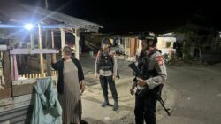 Patroli Malam Brimob di Mancani, Sambangi Warga Ciptakan Situasi Aman