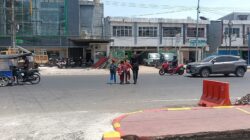 “Peduli Keselamatan, Brimob Bantu Pelajar Menyeberang”