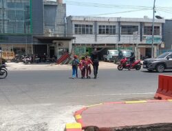 “Peduli Keselamatan, Brimob Bantu Pelajar Menyeberang”