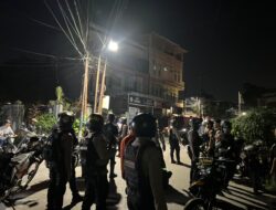 Personel Batalyon A Pelopor Laksanakan Patroli Pallawa Presisi di Wilayah Kota Makassar

Makassar – Personel Batalyon A Pelopor melaksanakan kegiatan Patroli Pallawa Presisi di wilayah Kota Makassar sebagai bentuk upaya menjaga keamanan dan ketertiban masyarakat serta memastikan situasi tetap aman dan kondusif.

Kegiatan patroli dilaksanakan dengan menyambangi sejumlah lokasi yang dianggap memiliki potensi gangguan kamtibmas. Personel melakukan pemantauan situasi sekaligus memberikan imbauan kepada masyarakat agar bersama-sama menjaga keamanan dan ketertiban lingkungan.

Patroli Pallawa Presisi merupakan bagian dari upaya preventif Batalyon A Pelopor dalam mengantisipasi berbagai potensi gangguan kamtibmas, sekaligus meningkatkan kehadiran personel Polri di tengah masyarakat.

Komandan Batalyon A Pelopor Kompol Mursalim.M, S.E., M.M., menyampaikan bahwa kegiatan patroli tersebut merupakan bentuk kesiapsiagaan personel dalam memberikan rasa aman kepada masyarakat.

“Melalui Patroli Pallawa Presisi, kami terus meningkatkan kehadiran personel di tengah masyarakat sebagai langkah preventif untuk menjaga situasi keamanan dan ketertiban tetap kondusif,” ujarnya.

Selama pelaksanaan patroli, personel Batalyon A Pelopor melakukan pemantauan secara humanis serta berkoordinasi dengan masyarakat apabila ditemukan situasi yang berpotensi mengganggu keamanan dan ketertiban.

Melalui kegiatan Patroli Pallawa Presisi, Batalyon A Pelopor terus berkomitmen memberikan pelayanan dan perlindungan kepada masyarakat serta menciptakan situasi kamtibmas yang aman, tertib, dan kondusif di wilayah Kota Makassar.