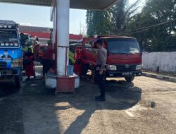 Antrean Padat Warnai Sejumlah SPBU di Bone Batalyon C Pelopor Hadir Berikan Rasa Aman

BONE, Senin 28 September 2026 - Personel Batalyon C Pelopor Satbrimob Polda Sulawesi Selatan hadir di sejumlah Stasiun Pengisian Bahan Bakar Umum (SPBU) di Kabupaten Bone sebagai langkah antisipasi terhadap padatnya antrean kendaraan serta untuk memastikan aktivitas pengisiar BBM berjalan aman, tertib, dan kondusif,
Kegiatan tersebut dilaksanakan di SPBU Cellu dan SPBU Ahmad Yani Kabupaten Bone. Personel melakukan pemantauan situasi di sekitar SPBU sekaligus membantu menjaga ketertiban agar antrean kendaraan tetap teratur dan tidak mengganggu aktivitas masyarakat maupun pengguna jalan lainnya.

Dalam pelaksanaannya, personel Batalyon C Pelopor tidak hanya melakukan pemantauan, tetapi juga mengedepankan pendekatan humanis dengan menyapa masyarakat vang tengah mengantre. Personel terlihat berbincang santai bersama warga, mendengarkan kondisi maupun keluhar yang disampaikan, sehingga kehadiran aparat dapat dirasakan secara langsung oleh masyarakat.

Danyon C Pelopor Satbrimob Polda Sulsel Kompol Rudi Mandaka, S.H. mengatakan bahwa kehadiran personel di sejumlah SPBU merupakan bagian dari upaya memberikan rasa aman dan memastikan aktivitas masyarakat berlangsung dengan tertib.

"Kami hadir untuk memastikan situasi di SPBU tetap aman dan kondusif. Selain melakukan pemantauan, personel iuga kami arahkan untuk mengedepankan komunikasi yang humanis kepada masyarakat, menyapa dan mendengarkan langsung apa yang menjadi kebutuhan maupun keluhan mereka. Dengan begitu, kehadiran Brimob tidak hanya dalam konteks pengamanan, tetapi juga sebagai bagian dari pelayanan kepada masyarakat,"' ujar Kompol Rudi Mandaka.

Kehadiran personel Batalyon C Pelopor di lapangan diharapkan dapat memberikan rasa aman dan nyaman kepada masyarakat serta menjaga situasi tetap kondusif di tengah padatnya aktivitas di sejumlah SPBU Kabupaten Bone.