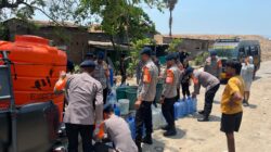Dampak Kekeringan, Brimob Batalyon A Pelopor Salurkan Air Bersih Di Kec. Manggala