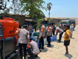 Dampak Kekeringan, Brimob Batalyon A Pelopor Salurkan Air Bersih Di Kec. Manggala