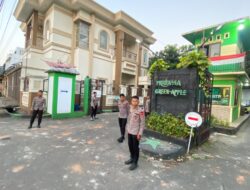 Personel Batalyon A Pelopor Laksanakan Pengamanan Perang Kelompok di Kota Makassar

Makassar – Personel Batalyon A Pelopor melaksanakan kegiatan pengamanan terkait terjadinya perang kelompok di salah satu wilayah Kota Makassar. Kehadiran personel merupakan bentuk respons cepat dalam mengantisipasi situasi yang dapat mengganggu keamanan dan ketertiban masyarakat.

Dalam pelaksanaan kegiatan, personel melakukan pemantauan dan pengamanan di lokasi serta mengantisipasi potensi terjadinya aksi lanjutan. Personel juga mengimbau masyarakat untuk tidak melakukan tindakan yang dapat memicu gangguan kamtibmas dan menyerahkan penanganan permasalahan kepada pihak yang berwenang.

Komandan Batalyon A Pelopor Kompol Mursalim.M, S.E., M.M., menyampaikan bahwa kehadiran personel di lapangan merupakan upaya untuk menjaga situasi tetap aman dan kondusif.

“Personel kami terus melakukan pemantauan dan pengamanan untuk mencegah terjadinya aksi lanjutan. Kami mengimbau seluruh masyarakat agar bersama-sama menjaga keamanan dan ketertiban serta tidak mudah terprovokasi,” ujarnya.

Kegiatan pengamanan berlangsung dengan tertib. Personel Batalyon A Pelopor tetap melakukan pemantauan situasi guna memastikan kondisi keamanan di wilayah tersebut tetap terkendali.

Melalui kegiatan tersebut, Batalyon A Pelopor berkomitmen untuk terus hadir memberikan pelayanan dan perlindungan kepada masyarakat serta menjaga situasi kamtibmas yang aman, tertib, dan kondusif di wilayah Kota Makassar.