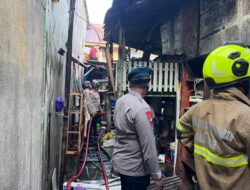 Tim Siaga Sar Brimob Dan Damkar Berjibaku Padamkan Kebakaran Di Jalan Manunggal Makassar