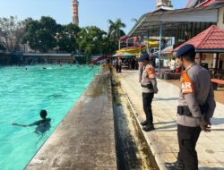 Tim SAR Batalyon B Pelopor Brimob Sulsel Tingkatkan Pengamanan di Objek Wisata Parepare

Parepare,- Tim SAR Batalyon B Pelopor Satuan Brimob Polda Sulsel meningkatkan patroli dan pengamanan di sejumlah objek wisata di Kota Parepare, Sabtu (26/09/2026).

Patroli tersebut menyasar kawasan Pantaiku dan Waterboom Kota Parepare, yang ramai dikunjungi masyarakat untuk menghabiskan waktu bersama keluarga.

Dalam kegiatan itu, personel Tim SAR melakukan pemantauan di sejumlah titik, khususnya area yang ramai pengunjung dan lokasi yang memiliki potensi risiko keselamatan.

Personel juga memberikan imbauan kepada masyarakat agar tetap waspada dan mengutamakan keselamatan selama berada di kawasan wisata.

Terlebih bagi masyarakat yang membawa anak-anak, agar selalu melakukan pengawasan saat berada di sekitar area kolam maupun perairan.

Komandan Batalyon B Pelopor Satuan Brimob Polda Sulsel Kompol Dr. Ramli mengatakan, patroli tersebut merupakan bentuk kehadiran personel Brimob dalam memberikan rasa aman kepada masyarakat.

“Kami mengerahkan Tim SAR untuk melaksanakan patroli dan pemantauan di lokasi wisata sebagai langkah antisipasi terhadap potensi kejadian yang tidak diinginkan. Kami mengimbau kepada seluruh pengunjung agar selalu memperhatikan keselamatan, terutama bagi orang tua agar mengawasi anak-anaknya ketika berada di sekitar area perairan,” kata Kompol Dr. Ramli.

Menurutnya, personel Tim SAR tidak hanya melakukan patroli, tetapi juga disiagakan untuk memberikan respons cepat apabila sewaktu-waktu terjadi kondisi darurat.

“Kami berharap masyarakat dapat menikmati suasana wisata dengan aman dan nyaman. Kehadiran personel Brimob di lapangan diharapkan dapat memberikan rasa aman sekaligus mempercepat respons apabila terjadi keadaan darurat,” ujarnya.

Patroli ini sekaligus menjadi upaya preventif Batalyon B Pelopor Satuan Brimob Polda Sulsel dalam mengantisipasi terjadinya kecelakaan maupun kejadian lain yang dapat mengganggu keamanan dan keselamatan pengunjung.

Dengan kehadiran Tim SAR di lokasi wisata, masyarakat diharapkan dapat menikmati liburan dengan tetap mengedepankan kewaspadaan dan keselamatan.