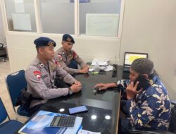 Composite Parepare Buka Ruang Dialog, Gegana Kenalkan Tugas dan Perannya kepada Tokoh Masyarakat

PAREPARE — Composite Parepare Detasemen Gegana Satbrimob Polda Sulsel terus membangun komunikasi dengan masyarakat melalui Dialog Kamtibmas bersama tokoh masyarakat. Kegiatan tersebut sekaligus menjadi sarana untuk memperkenalkan tugas pokok dan fungsi (Tupoksi) Gegana dalam mendukung pemeliharaan keamanan dan ketertiban masyarakat.

Dalam dialog, personel Composite Parepare menyampaikan berbagai hal terkait peran Gegana, khususnya dalam penanganan gangguan keamanan yang membutuhkan kemampuan dan peralatan khusus. Masyarakat juga diberikan pemahaman mengenai pentingnya sinergi antara aparat keamanan dan tokoh masyarakat dalam menjaga situasi kamtibmas tetap aman dan kondusif.

Selain menyampaikan materi, personel membuka ruang komunikasi dua arah dengan tokoh masyarakat untuk mendengarkan berbagai informasi, masukan, maupun persoalan kamtibmas yang berkembang di lingkungan masyarakat.

Dikonfirmasi terpisah, Danden Gegana Satbrimob Polda Sulsel Kompol Mansur, S.H., M.H., mengatakan bahwa dialog bersama masyarakat merupakan bagian penting dalam membangun kepercayaan sekaligus memperkuat sinergi dalam menjaga keamanan.

“Gegana tidak hanya hadir ketika terjadi gangguan keamanan, tetapi juga membangun komunikasi dan edukasi bersama masyarakat. Melalui dialog seperti ini, kami berharap terjalin kerja sama yang semakin kuat dalam menciptakan situasi kamtibmas yang aman dan kondusif,” ujar Kompol Mansur.

Kegiatan tersebut diharapkan menjadi langkah nyata Composite Parepare dalam memperkuat kedekatan dengan masyarakat sekaligus meningkatkan pemahaman tentang kehadiran dan peran Gegana di tengah masyarakat.