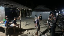 Patroli malam Brimob hadir menyapa warga, jaga kamtibmas di Mancani