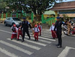 Personel Brimob Bantu Seberangkan Siswa SDN 46 Parepare, Lalu Lintas Diatur