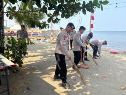 Peduli Lingkungan, Brimob Batalyon B Pelopor Bersihkan Pantai Ku Parepare