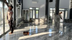Jaga Kebersihan Rumah Ibadah, Personel Batalyon B Pelopor Brimob Bersihkan Masjid di Parepare
