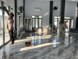 Jaga Kebersihan Rumah Ibadah, Personel Batalyon B Pelopor Brimob Bersihkan Masjid di Parepare