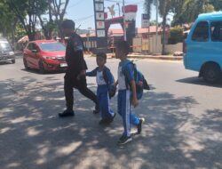 Peduli Keselamatan Pelajar, Personel Batalyon A Pelopor Sigap Bantu Anak Sekolah Menyeberang Jalan