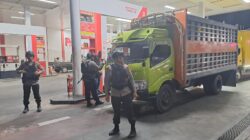 Brimob Tertibkan Antrean SPBU, Wujudkan Kamseltibcarlantas di Luwu Utara