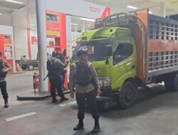 Brimob Tertibkan Antrean SPBU, Wujudkan Kamseltibcarlantas di Luwu Utara