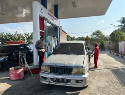 Brimob Hadir di SPBU, Bantu Jaga Ketertiban Distribusi BBM Bersubsidi di Kota Bone

BONE – Untuk memastikan proses pendistribusian BBM bersubsidi berjalan aman dan tertib, personel Batalyon C Pelopor Satbrimob Polda Sulsel melaksanakan pengamanan di sejumlah SPBU yang berada di wilayah Kota Bone, Rabu (23/09/2026).

Kehadiran personel Batalyon C Pelopor di sejumlah SPBU tersebut merupakan bentuk pelayanan kepada masyarakat, khususnya dalam membantu mengatur ketertiban selama proses pengisian BBM bersubsidi berlangsung.

Personel ditempatkan di beberapa titik SPBU yang menjadi lokasi pendistribusian BBM bersubsidi, di antaranya:

1. SPBU Ahmad Yani, Jl. Ahmad Yani, Kel. Macang, Kec. Tanete Riattang Barat.
2. SPBU Agus Salim, Jl. K.H. Agus Salim, Kel. Jeppe'e, Kec. Tanete Riattang.
3. SPBU Palakka, Jl. M.T. Haryono, Kel. Bulu Tempe, Kec. Tanete Riattang Barat.
4. SPBU Biru, Jl. Gatot Subroto, Kel. Biru, Kec. Tanete Riattang.
5. SPBU Cellu, Jl. Laks. Yos Sudarso, Kel. Cellu, Kec. Tanete Riattang Timur.
6. SPBU Karella, Jl. Lappawawoi Karaeng Sigeri, Kel. Masumpu, Kec. Tanete Riattang.
7. SPBU Palanga, Kel. Ta, Kec. Tanete Riattang.
8. SPBU Cabalu, Kel. Polewali, Kec. Tanete Riattang Barat.

Dalam kegiatan tersebut, personel Batalyon C Pelopor membantu mengatur antrean kendaraan, memantau situasi di sekitar SPBU serta memberikan imbauan kepada masyarakat agar tetap tertib dan mengikuti ketentuan yang berlaku.

Selain menjaga keamanan, personel juga mengedepankan pendekatan humanis dalam memberikan pelayanan kepada masyarakat. Kehadiran petugas di lapangan diharapkan dapat meminimalkan potensi gangguan ketertiban serta membuat proses pengisian BBM berlangsung lebih lancar.

Komandan Batalyon C Pelopor Satbrimob Polda Sulsel Kompol Rudi Mandaka, S.H., menegaskan bahwa kehadiran personel di tengah masyarakat merupakan bagian dari komitmen Brimob dalam memberikan rasa aman sekaligus membantu kelancaran aktivitas masyarakat.

“Personel kami hadir untuk membantu menjaga keamanan dan ketertiban di SPBU, sehingga masyarakat dapat melakukan pengisian BBM dengan aman dan tertib. Kami juga mengimbau masyarakat untuk bersama-sama menjaga ketertiban serta mengikuti aturan yang telah ditetapkan,” ujar Kompol Rudi Mandaka.

Kegiatan pengamanan tersebut menjadi wujud nyata kehadiran Batalyon C Pelopor Satbrimob Polda Sulsel dalam memberikan pelayanan kepada masyarakat sekaligus mendukung kelancaran pendistribusian BBM bersubsidi di wilayah Kabupaten Bone.