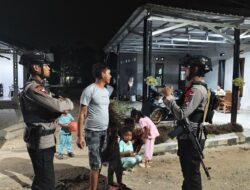 Patroli malam, Brimob hadir menyapa warga di Mancani

PALopo — Personel Pos Pengamanan Mancani Batalyon D Pelopor Satuan Brimob Polda Sulsel melaksanakan patroli dan sambang warga di wilayah Link. Uri dan Batu, Kelurahan Mancani, Kecamatan Telluwanua, Kota Palopo, Minggu (27/9/2026).

Kegiatan tersebut dipimpin oleh Bripda Muh Ilham bersama personel Pos Pengamanan Mancani. Patroli dilakukan sebagai bagian dari upaya menjaga keamanan dan ketertiban masyarakat sekaligus mempererat komunikasi antara personel Brimob dengan warga.

Dalam kegiatan sambang, personel berdialog secara humanis dengan masyarakat dan menyampaikan imbauan kamtibmas agar bersama-sama menjaga keamanan lingkungan serta segera melaporkan kepada pihak kepolisian apabila menemukan adanya potensi gangguan kamtibmas.

Kehadiran personel di tengah masyarakat diharapkan dapat memberikan rasa aman sekaligus membangun kedekatan dan komunikasi yang baik antara Polri dan masyarakat.
