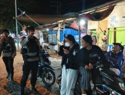 Patroli Malam, Brimob Sambangi Warga Mancani Jaga Situasi Tetap Kondusif

LUWU UTARA — Personel Batalyon D Pelopor Satuan Brimob Polda Sulsel melalui Pos Pengamanan Mancani melaksanakan patroli dan sambang warga di Lingkungan Uri dan Batu, Kelurahan Mancani, Kecamatan Telluwanua, Kota Palopo, Senin (28/9/2026).

Kegiatan tersebut dipimpin oleh Bripka Nursalim S. AN dengan menyusuri sejumlah titik di lingkungan permukiman warga. Selain sebagai upaya menjaga keamanan dan ketertiban masyarakat, patroli juga menjadi sarana bagi personel untuk berinteraksi langsung dengan masyarakat.

Dalam kegiatan sambang tersebut, personel menyampaikan pesan-pesan kamtibmas kepada warga agar bersama-sama menjaga keamanan lingkungan serta segera melaporkan kepada petugas apabila menemukan adanya potensi gangguan kamtibmas.

Kehadiran personel Brimob di tengah masyarakat diharapkan dapat memberikan rasa aman sekaligus mempererat komunikasi dan kedekatan antara Polri dengan masyarakat.