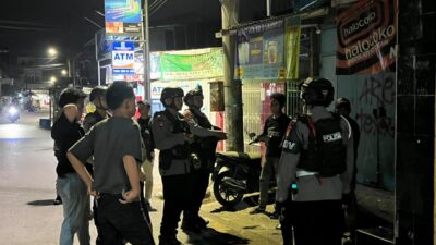 Jaga situasi tetap kondusif, personel Batalyon A Pelopor patroli kamtibmas di Jalan Abu Bakar Lambogo