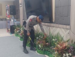 Sterilisasi Jadi Langkah Awal, Gegana Pastikan Sertijab Kapolres Aman

Makassar – Menjelang pelaksanaan Serah Terima Jabatan (Sertijab) Kapolres jajaran Polda Sulsel, Detasemen Gegana Satbrimob Polda Sulsel melaksanakan sterilisasi sebagai bagian dari upaya memastikan keamanan seluruh rangkaian kegiatan.

Sterilisasi dilakukan dengan pemeriksaan pada area yang menjadi lokasi pelaksanaan kegiatan di Mapolda Sulsel. Personel Gegana mengedepankan ketelitian dan kesiapsiagaan dalam setiap tahapan pemeriksaan guna mendeteksi sejak dini kemungkinan adanya benda atau kondisi yang dapat mengganggu keamanan.

Langkah tersebut merupakan bagian dari pengamanan preventif sekaligus memastikan lokasi kegiatan berada dalam kondisi aman sebelum digunakan. Kesiapan personel dan koordinasi menjadi unsur penting agar seluruh rangkaian Sertijab dapat berlangsung tertib dan lancar.

Danden Gegana Satbrimob Polda Sulsel, Kompol Mansur, S.H., M.H., mengatakan, sterilisasi merupakan langkah preventif untuk memastikan keamanan sebelum kegiatan dimulai.

> “Sterilisasi merupakan bagian penting dalam memastikan lokasi kegiatan berada dalam kondisi aman. Personel melaksanakan pemeriksaan secara teliti dan sesuai prosedur sebagai upaya deteksi dini terhadap potensi gangguan. Kami siap mendukung pengamanan seluruh rangkaian Sertijab agar berlangsung aman, tertib, dan kondusif,” ujar Kompol Mansur.

Melalui sterilisasi tersebut, Gegana menegaskan kesiapsiagaannya dalam mendukung setiap agenda kepolisian dengan mengutamakan profesionalisme, ketelitian, koordinasi, dan keselamatan.